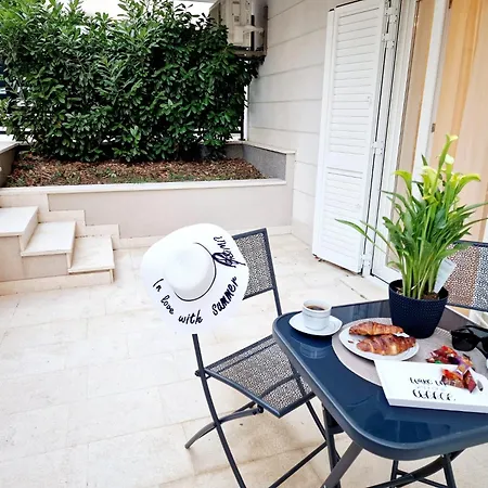 Elodie Apartment Split
